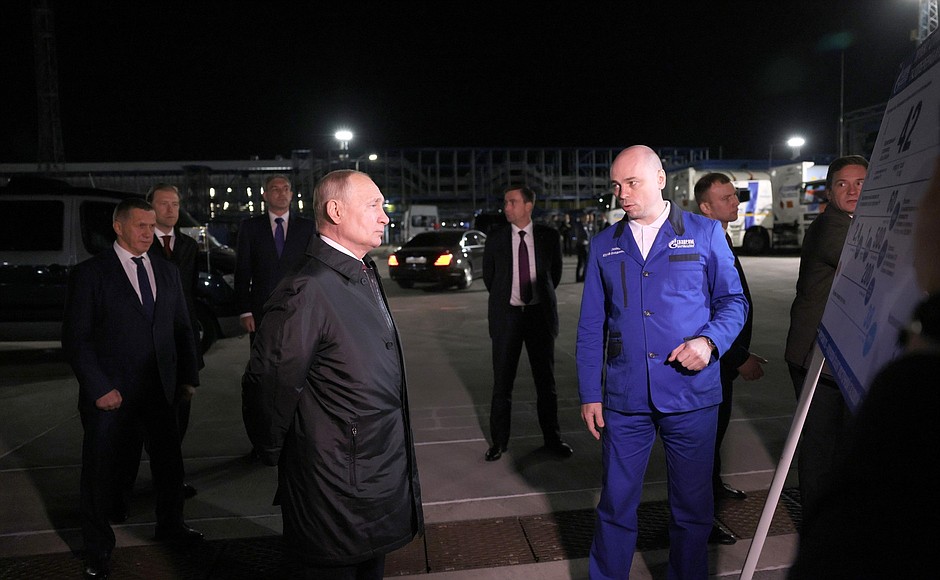 Президент посетил Амурский газоперерабатывающий завод, расположенный около города Свободного.