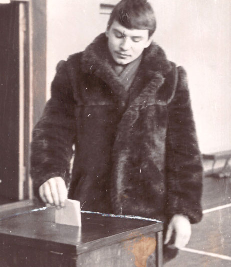 Фотография, найденная в архиве редакции, сделана 4 марта 1984 года на избирательном участке в средней школе р.п. Сурское