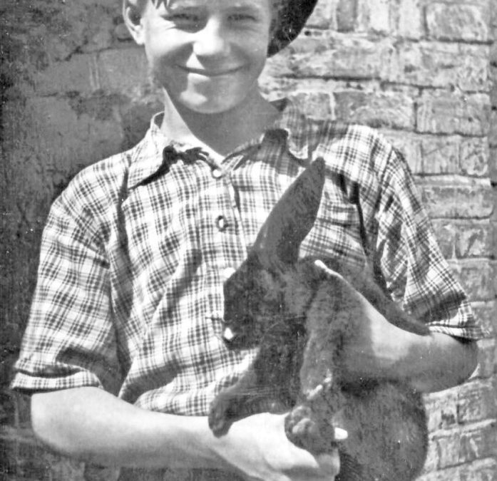 Эта жизнерадостная фотография мальчика с кроликом возвращает нас в 1962 год