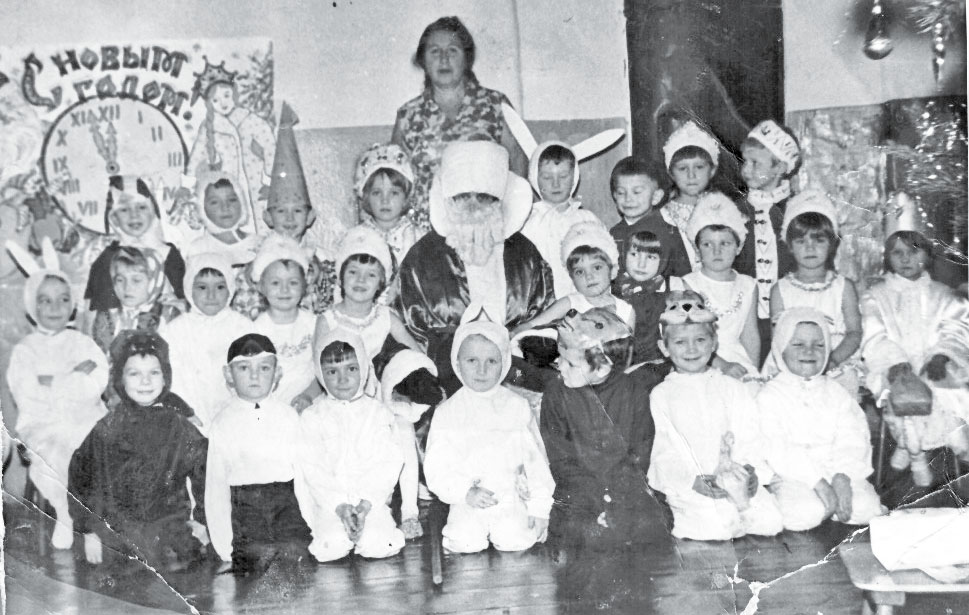 Это фотография 1975 года. На ней воспитанники старшей группы детского сада № 3 со своей воспитательницей Антониной Ивановной Селезневой